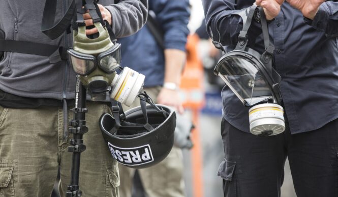 Dürfen Journalisten auf Demos Schutzkleidung tragen?