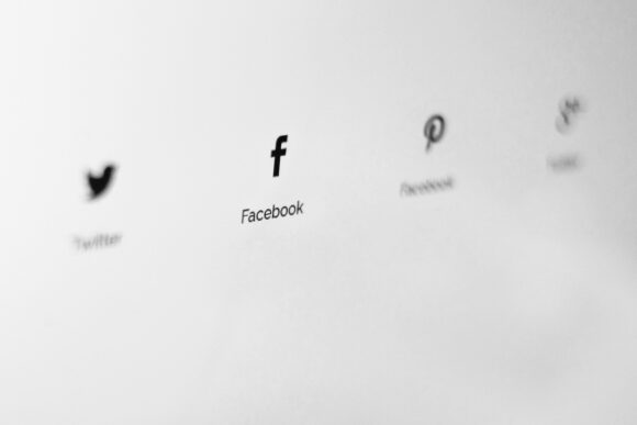 Quellenangabe „Facebook“ oder „Twitter“ urheberrechtlich nicht ausreichend