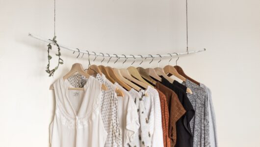 Kleidung in einem Shop