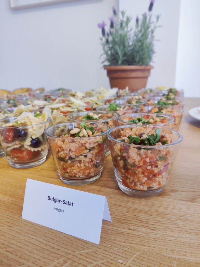Bild vom Buffet, zu sehen ist Bulgur-Salat in kleinen Gläsern.