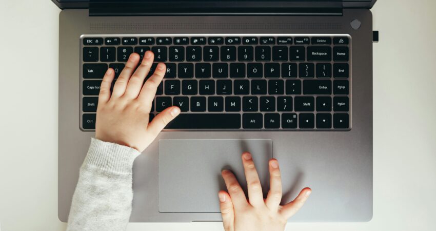 Kinder- und Jugendschutz im Internet ist für Content Creator und Influencer ein wichtiges Thema.